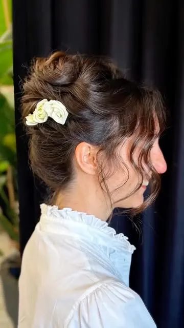 Acconciatura raccolta da sposa con fiori — Emmedi Parrucchieri