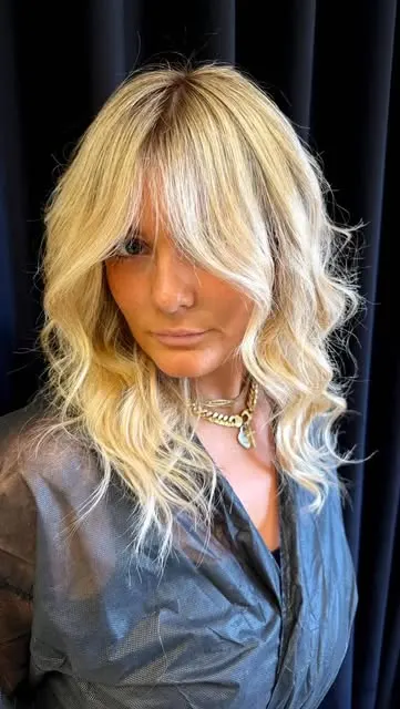 Balayage biondo con tecnica AirTouch, finish movimentato — Emmedi Parrucchieri