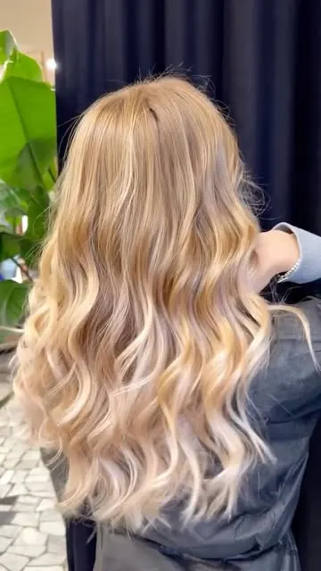 Balayage biondo champagne su capelli lunghi mossi — Emmedi Parrucchieri