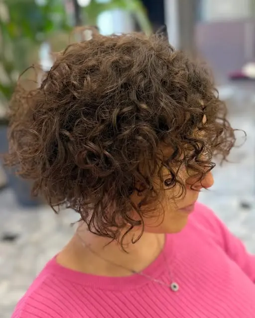 Taglio bob su capelli ricci naturali — Emmedi Parrucchieri