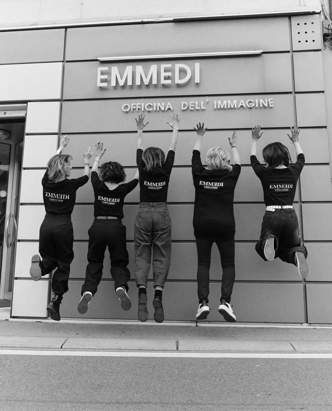 Il team Emmedi davanti all'insegna Officina dell'immagine